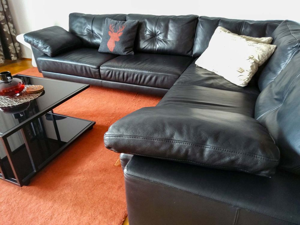 Blick auf die Couch im Wohnzimmer