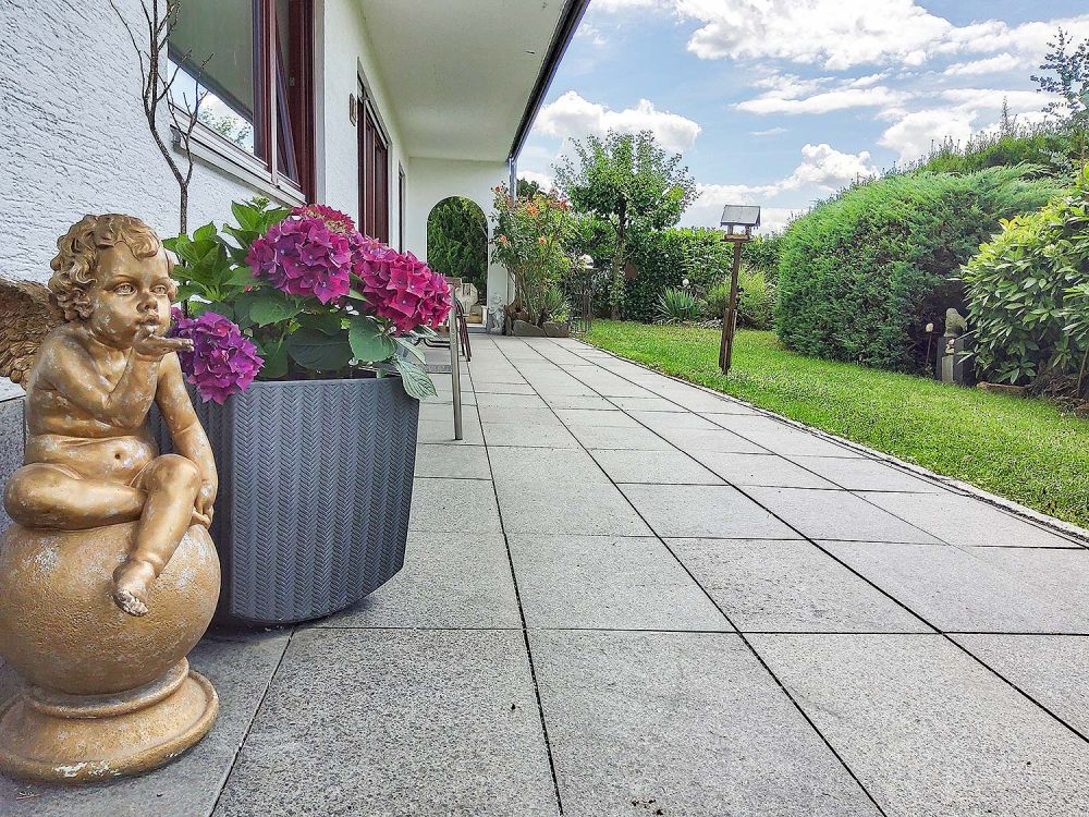 Blick auf die großzügige Terrasse der Ferienwohnung