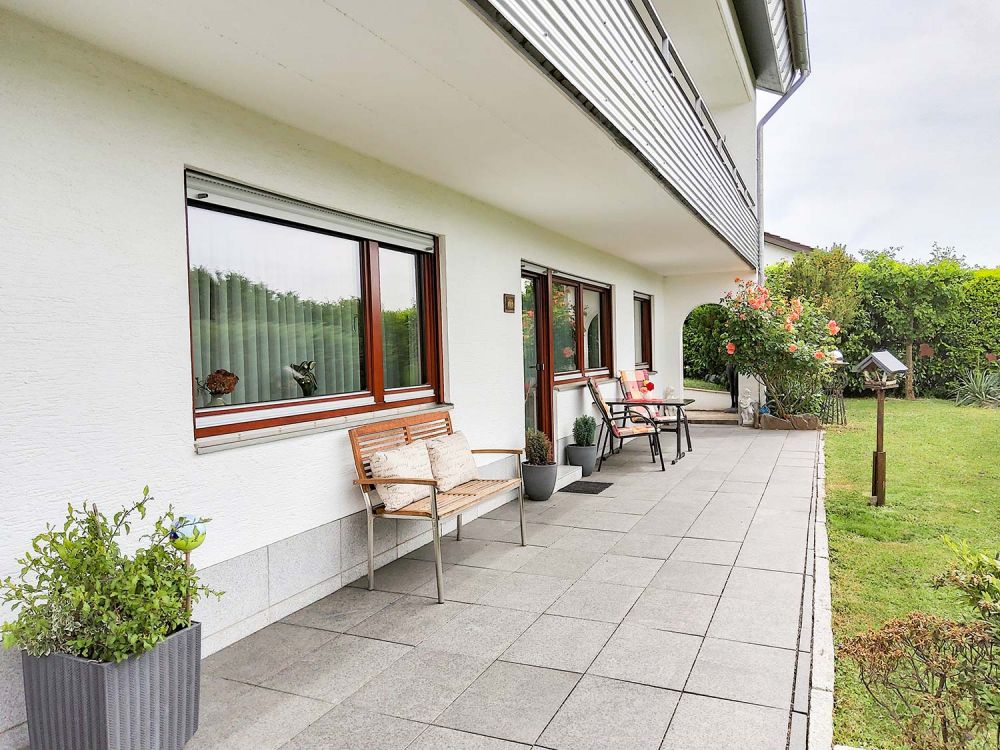 Blick auf die großzügige Terrasse