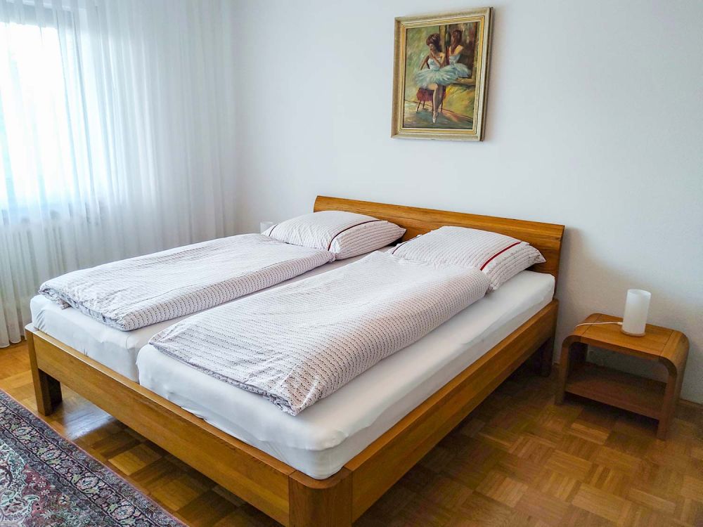 Blick ins Schlafzimmer der Ferienwohnung 